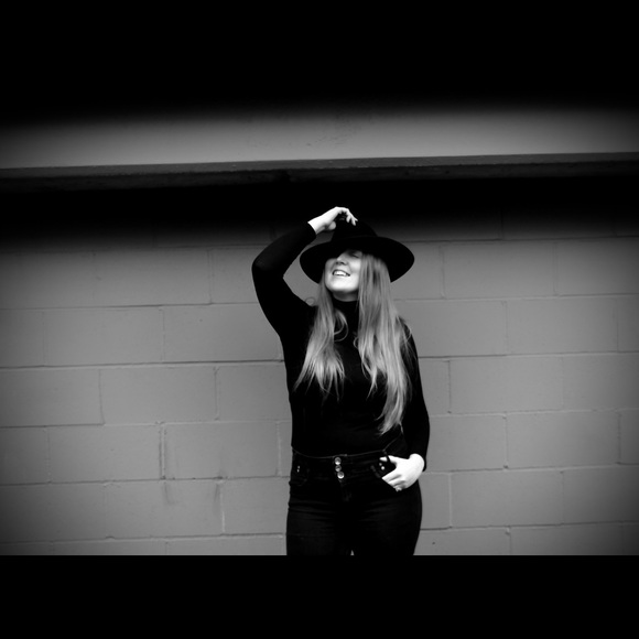 Meet your Posher, Erica - Picture 3 of 5